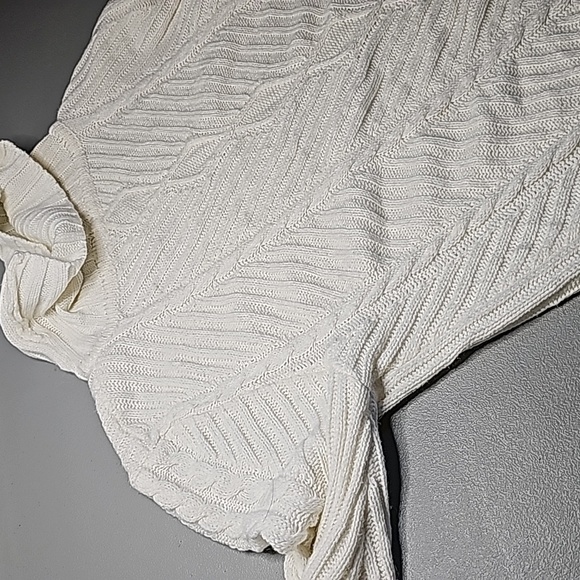 Venus XS light cream color turtleneck sweater - Picture 5 of 7